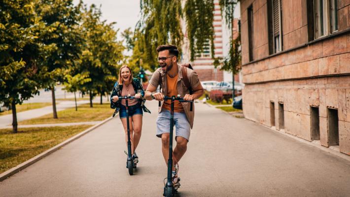 Comune: piste ciclabili, car sharing e 900 monopattini elettrici per ripulire l'aria