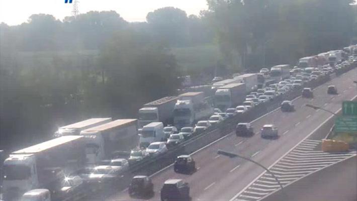Coda di 10 km in A1 per un tir in fiamme tra Modena e Reggio
