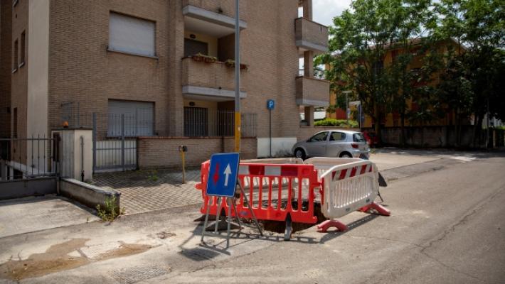 I residenti di via Scarabelli Zunti: &laquo;Da giorni senza acqua: e nessuno interviene&raquo;