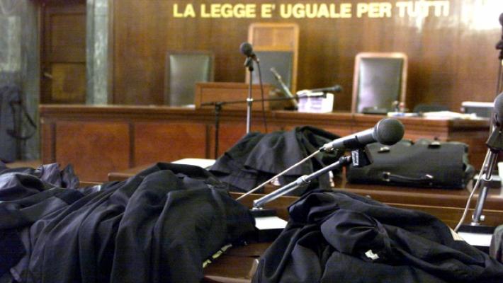 «Temevamo che di notte ci uccidesse»: per anni minacciati e picchiati dal figlio