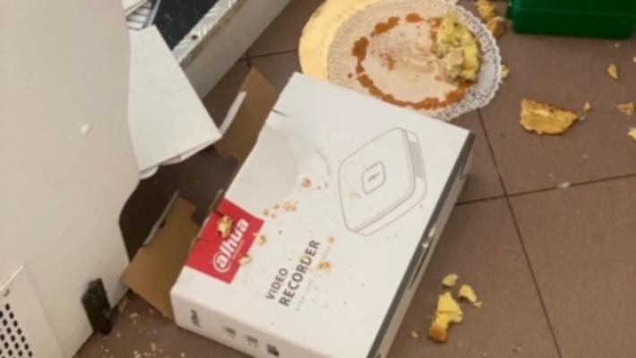 Vandali scatenati, pasticceria sottosopra