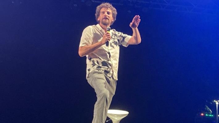 Maurizio Lastrico a Salso, la comicità è in metrica