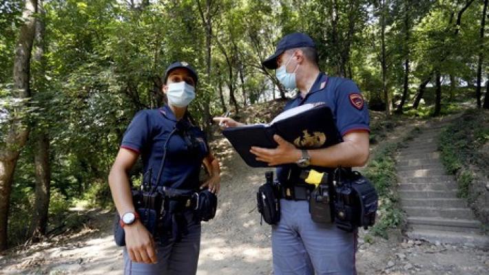 Violenza sessuale: abus&ograve; di una donna nel parco a Milano, preso