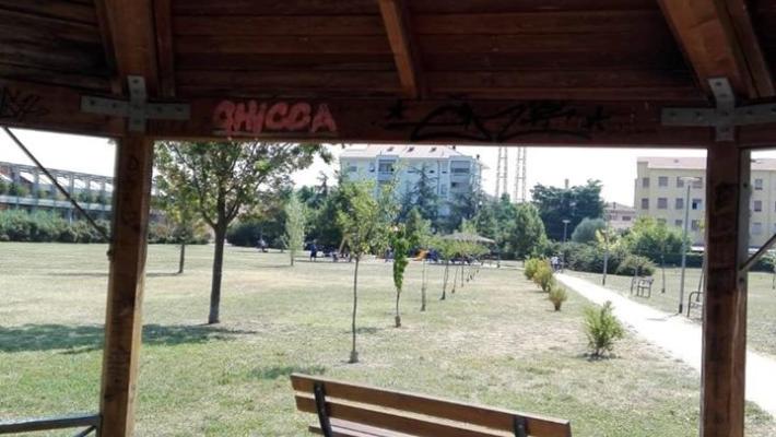 Smurate le panchine appena installate, Pizzarotti: "Noi pagheremo. I genitori educhino"