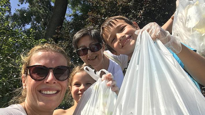 Mamma, figli e suocera: "La nostra giornata a raccogliere la spazzatura a Corcagnano"