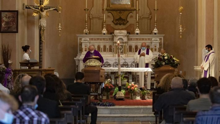 I funerali di Anastasia e Franco: «Riposate in pace mamma e papà»