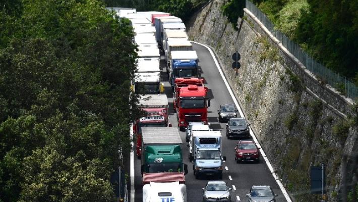 Cinque chilometri di coda in Liguria sulla A12
