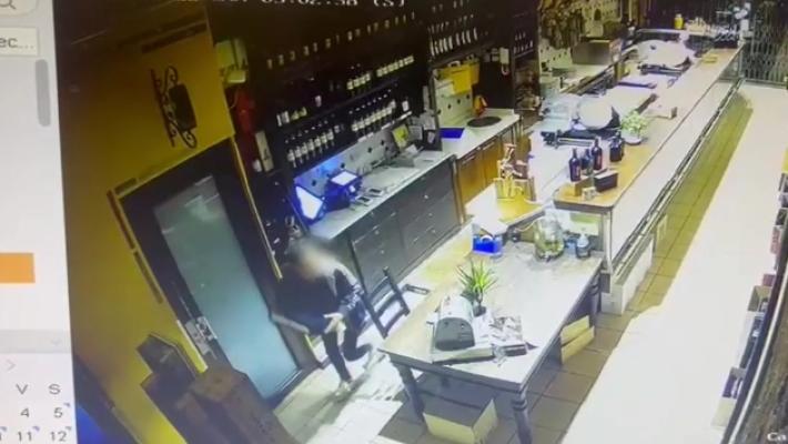 Nuovo raid dalle Picchi: filmata la ragazza in fuga con la cassa