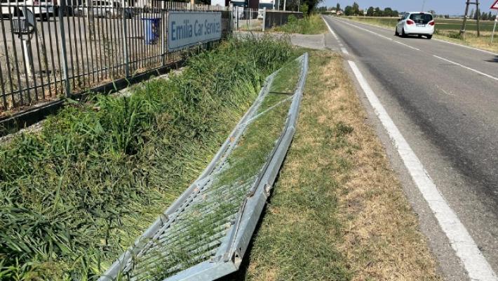 Abbattono una cancellata per rubare un furgone