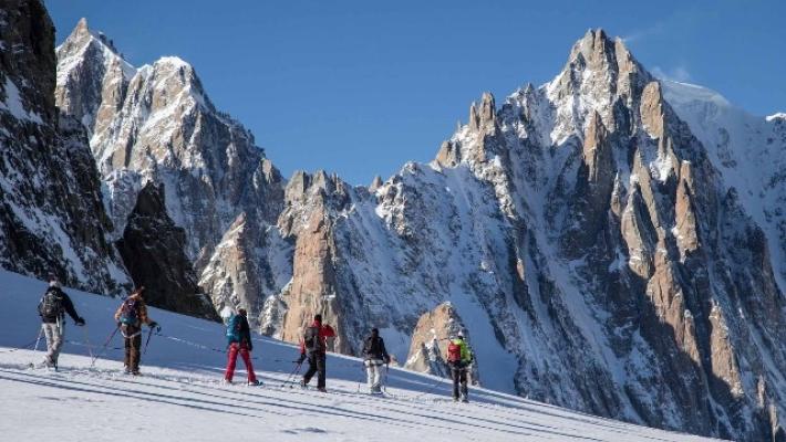 Cordata di alpinisti caduta in un crepaccio sul Monte Bianco: salvati