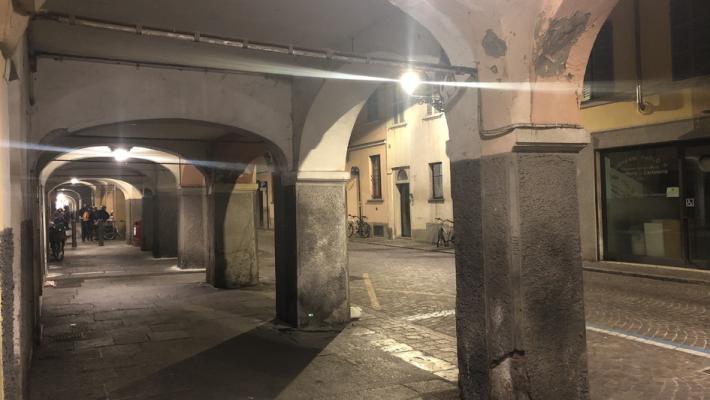 Circondato e minacciato in pieno centro: 1 anno e 2 mesi al rapinatore