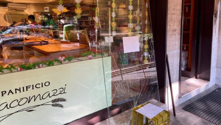 Via Milano, spaccata alla panetteria