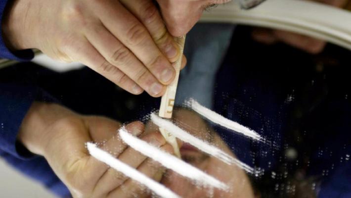Dieci anni di minacce e botte alla madre per avere i soldi della droga: condannato