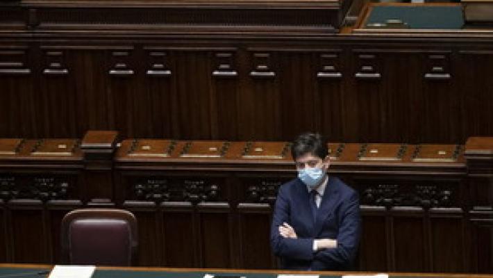 Covid, Speranza "sui treni il distanziamento resta obbligatorio"