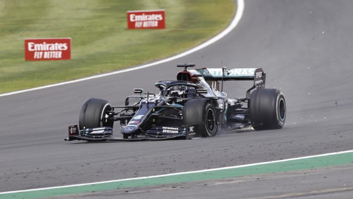 F1, Hamilton fora all'ultimo giro ma vince lo stesso