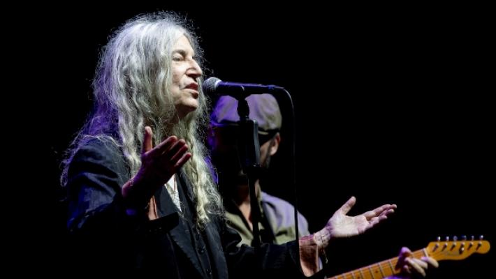 Nel «rito» di Patti Smith in piazza Duomo, un brano per l'ex rettore Loris Borghi
