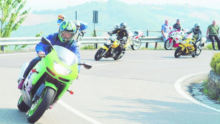 Motociclisti e ciclisti alle prese con i pericoli della strada