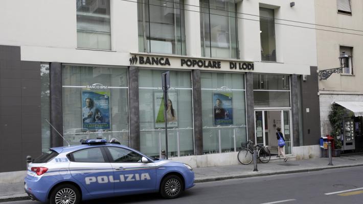Attimi di tensione e in banca arriva la polizia