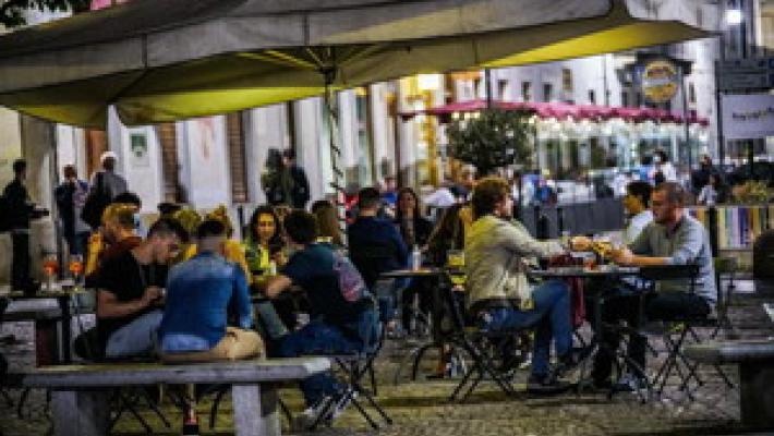 Stretta sulla movida a Milano Marittima, ordinanza no alcol