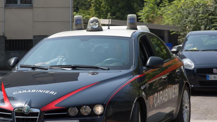Trova 4 sconosciuti nella sua piscina. Scatta la denuncia