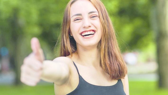 Ridi che ti passa tutto: così l'allegria fa bene a corpo e mente. E allunga la vita