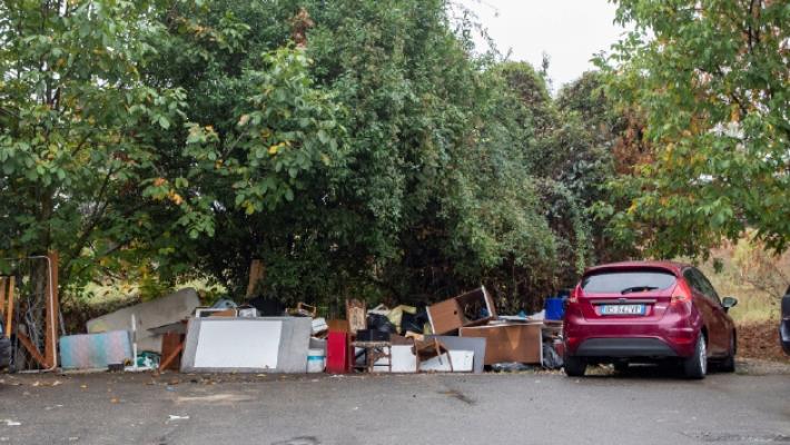 Via Olimpia, i residenti: «Rifiuti di ogni genere abbandonati da mesi»