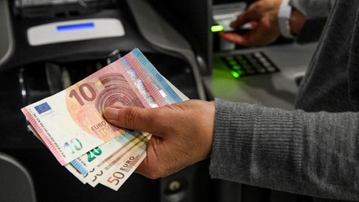 Collecchio, Digita il pin al bancomat e viene aggredito: gli rubano 750 euro