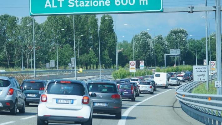 Cgia, ogni anno passiamo 38 ore fermi in coda in auto