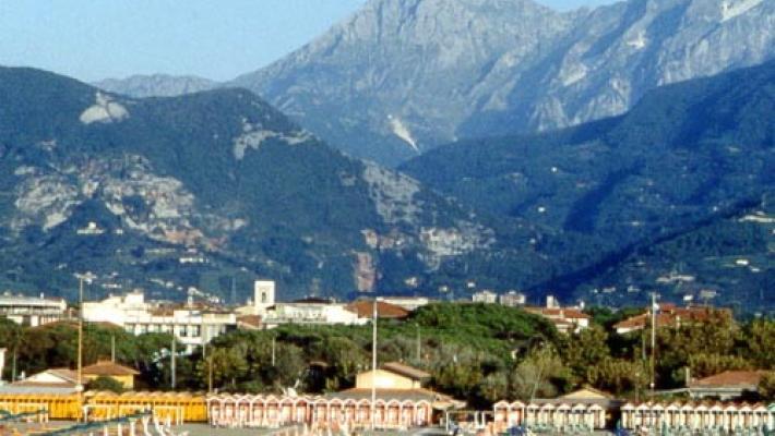 Prende a cinghiate una coppia davanti a un locale di Forte dei Marmi: 20enne denunciato. Per lui un Daspo urbano