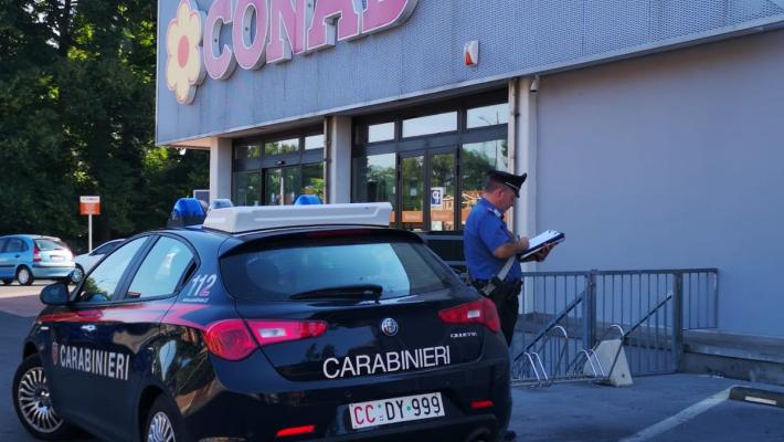 Spaccano i vetri delle auto in sosta per rubare: presi