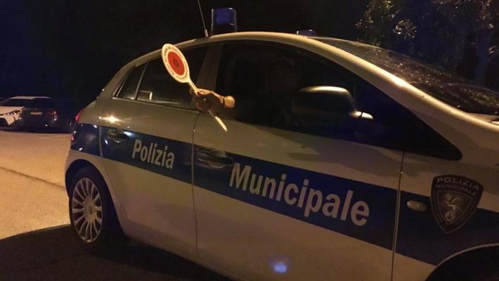 Una 51enne di Parma ubriaca  in vacanza a Gatteo semina il panico in auto nella zona pedonale