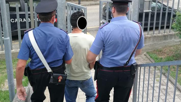 Furto in fattoria con un trattore rubato: arrestato 40enne