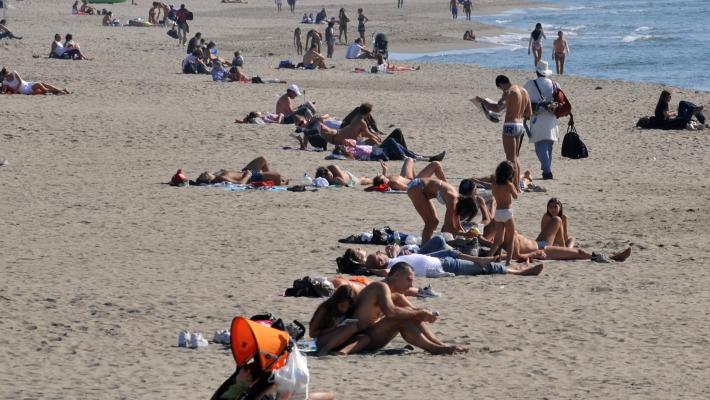 Forte dei Marmi, il sindaco chiude la spiaggia libera di notte: troppi vandalismi