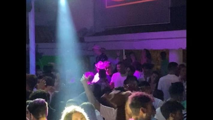 Covid, la Regione dimezza la capienza delle discoteche: la mascherina va indossata sempre