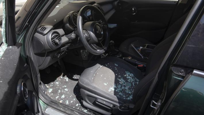 Auto in sosta sfasciata in borgo delle Orsoline