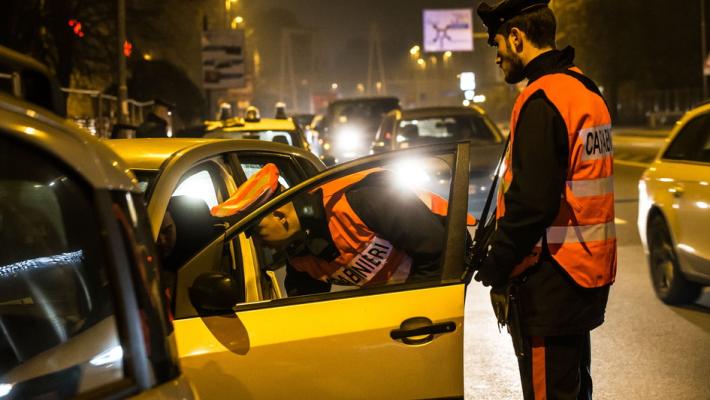 Fugge ai carabinieri e si rifugia in un locale: arrestato