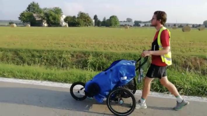 Lascia il lavoro per fare il giro del mondo a piedi