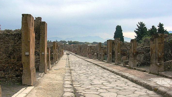 A Pompei sale sul tetto delle terme per scattare una foto: scatta l'indagine