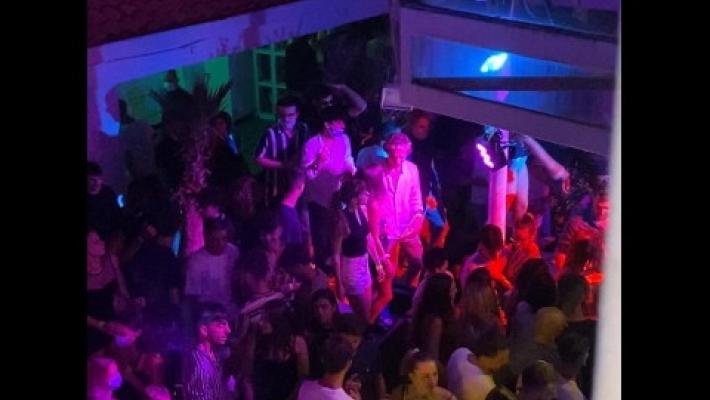 Crisanti: "Lo stop alle discoteche è coraggioso e coerente" 