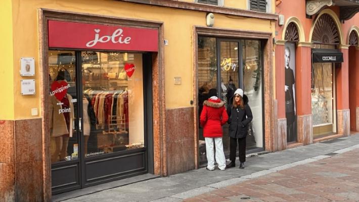 Rubano l'incasso e spruzzano lo spray al peperoncino