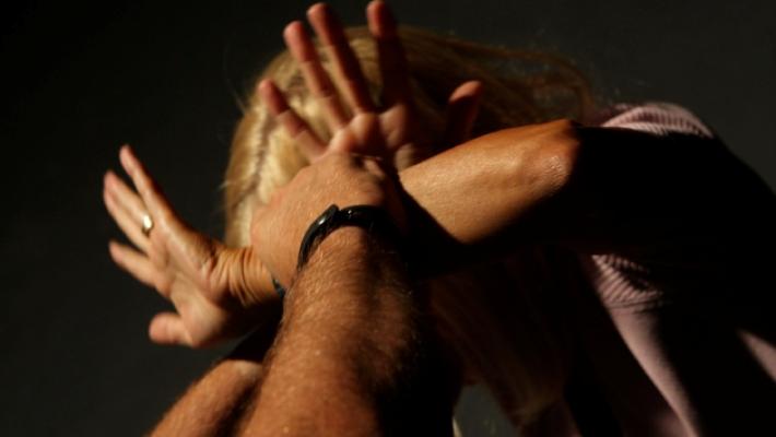 Anni di violenze, poi tenta di colpire la moglie e i figli piccoli con un ramo