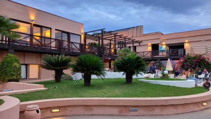 I parmigiani: «Ci sono diversi positivi. Al resort tutti nervosi: siamo bloccati»