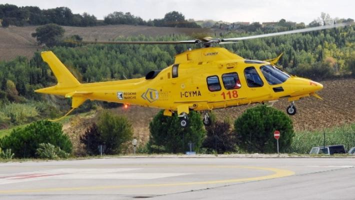 Auto contro un camion fermo a bordo strada, muore un  bimbo