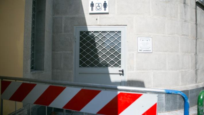 Tutti chiusi i bagni pubblici della città
