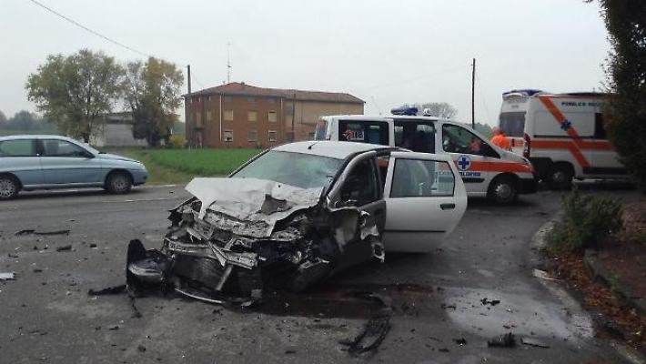 Pauroso  frontale tra auto e furgone: un ferito grave