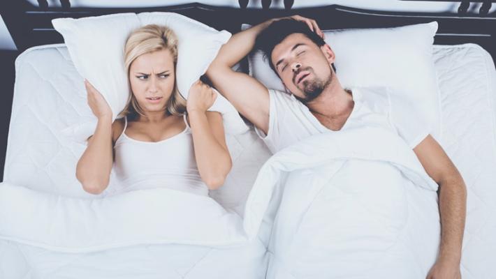 Scatti e sussulti mentre stai dormendo? È il disturbo comportamentale del sonno