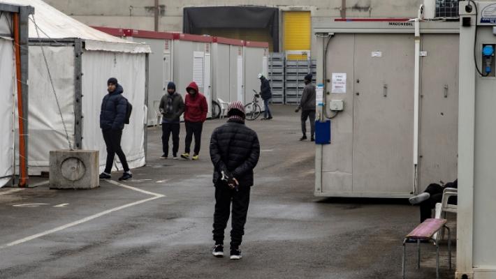Martorano vuole il bus: «Troppi migranti in strada, servono luci e marciapiedi»