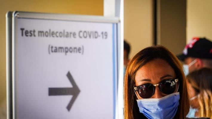 Rientri dalla Sardegna, l'Ausl adesso consiglia il tampone: postazione alle Fiere