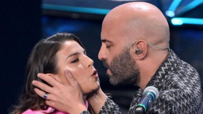 Baci a raffica sul palco dell'Ariston