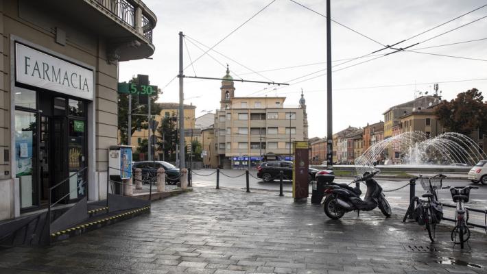 Rissa e coltellate al parco: due feriti gravi chiedono aiuto in farmacia
